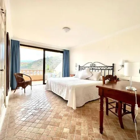 Three Bedrooms With Sea View,heated Pool In Winter, First Line Of The Atlantic Ocean Los Realejos
